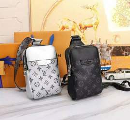 Picture of Louis Vuitton Mens Bags _SKUfw137939157fw